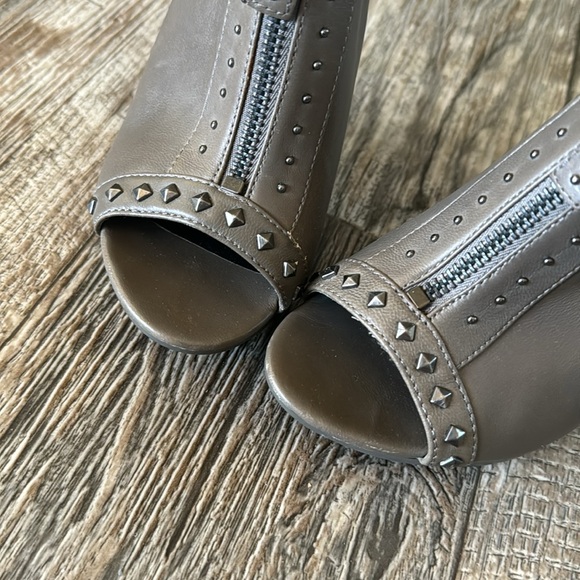 В Makowsky Open Toe/Back Leather Studded
Stiletto, 6M - Picture 4 of 12
